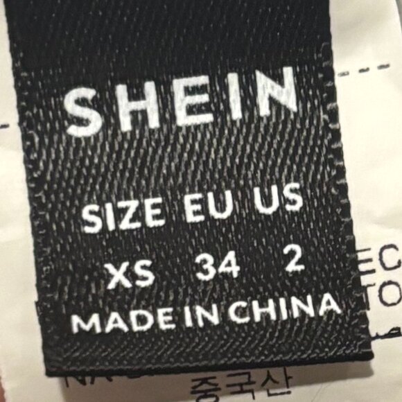 💀 Gothic Skull Print Black & White Leggings 🖤 - Picture 3 of 4